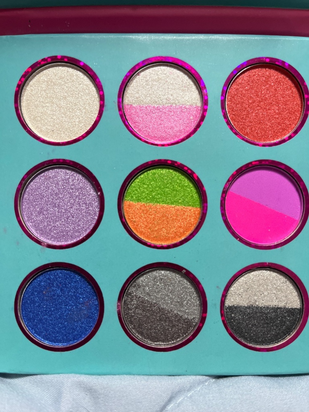 Eyeshadow Villian
3 separate pallets - Picture 4 of 7